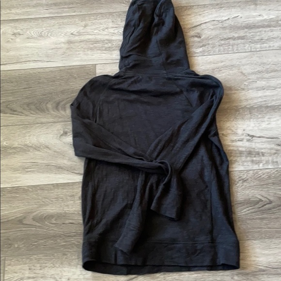Lululemon Size 2 Black Hoodie with front pockets - Picture 4 of 5